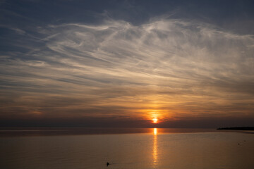 Die Nordsee bei Büsum - dramatisch schöner Sonnenuntergang mit Spiegelung auf dem Wasser und dem Watt