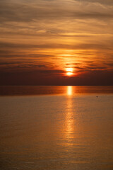 Die Nordsee bei Büsum - dramatisch schöner Sonnenuntergang mit Spiegelung auf dem Wasser und dem Watt