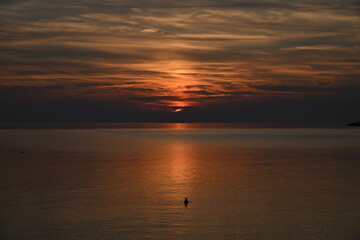 Die Nordsee bei Büsum - dramatisch schöner Sonnenuntergang mit Spiegelung auf dem Wasser und dem Watt
