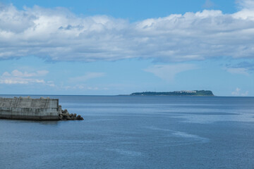 伊東の海岸線から見る初島