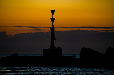 siluetas al amanecer en la costa. 