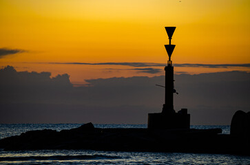 siluetas al amanecer en la costa. 