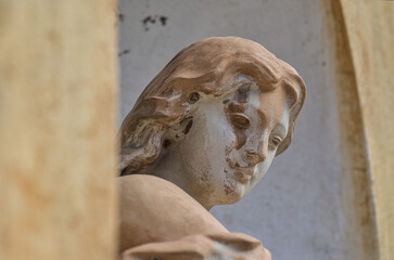 cabeza de una estatua de mujer, estilo griego y romano