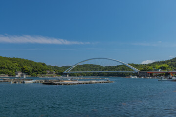 Naklejka premium 日本 三重県鳥羽市の生浦湾に架かる麻生の浦大橋