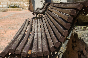 banco urbano ideal para un descanso en el campo