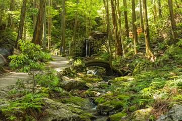 三重県志摩市磯部町にある天の岩戸を流れる小川と境内の風景