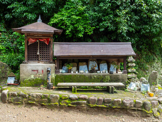 Naklejka premium 山道に祀られた地蔵尊