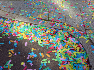parkbucht voller bunter konfetti schnipsel