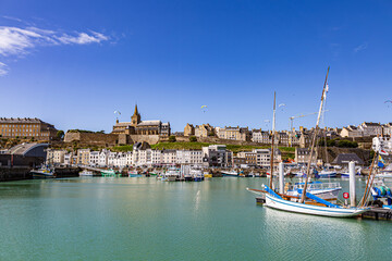 Le port de Granville surmont&eacute; par la ville haute, elle-m&ecirc;me survol&eacute;e par des parapentes.