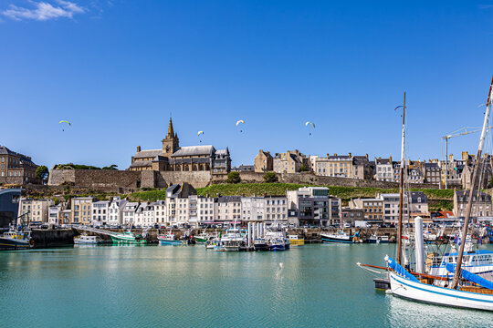 Le port de Granville surmont&eacute; par la ville haute, elle-m&ecirc;me survol&eacute;e par des parapentes.