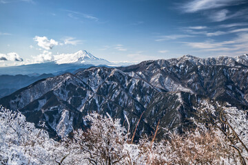 厳冬期の大山山頂から見る富士山と丹沢の山々【神奈川県】　
Mt. Fuji and Mt. Tanzawa seen from the summit of Mt. Oyama in the middle of winter. - Kanagawa, Japan