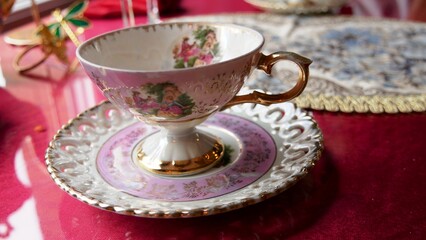 Tasse à thé en porcelaine rose dorée à l'or fin du 17e siècle style Louis XIV