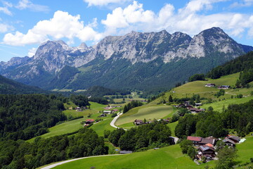 Fototapeta premium Berge, Wiesen und Wälder in den Alpen, Gebirge, Hochgebirge, Ramsau, Tal, Berchtesgadener Land, Bayern, Europa 