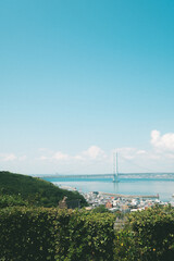空と海と橋と町並み