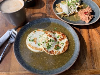 Queso Panela en salsa verde / Panela cheese in green salsa