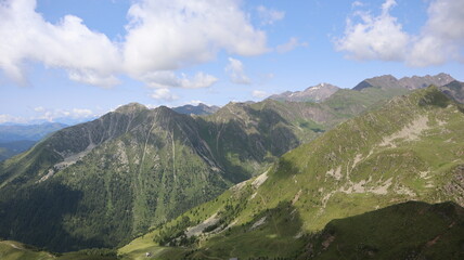Berglandschaft mit blauem Himmel und Wolken