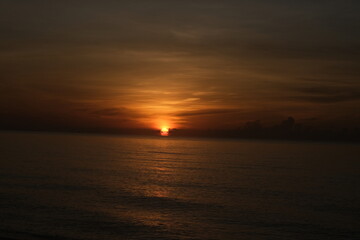Obraz premium The sun rises at the sea in the morning.
