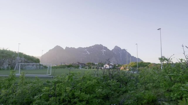 stade de foot de Henningsv&aelig;r au soleil de minuit