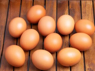 Huevos morenos de gallina sobre tabla de madera