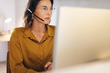 Virtual receptionist managing calls and assisting clients using a computer