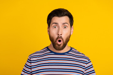 Obraz premium Photo of stunned crazy speechless man with stylish beard dressed striped shirt staring open mouth isolated on yellow color background