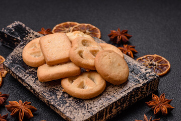 Fototapeta premium Delicious fresh sweet crispy butter cookies on a dark background