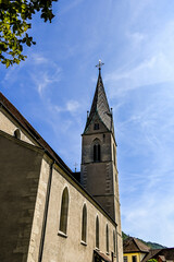 Fototapeta premium Stadt Baden, katholische Kirche, Kirchplatz, Altstadt, Altstadthäuser, Stadt, Aargau, Limmat, Fluss, Sommer, Schweiz