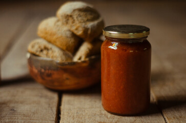 Hora del té: merienda rustica compuesta de té de hierbas, mermelada casera y pan integral en un ambiente calido y hogareño