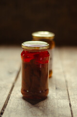 Frasco de  mermelada casera en un ambiente calido y hogareño