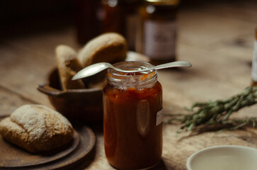 Hora del t&eacute;: merienda rustica compuesta de t&eacute; de hierbas, mermelada casera y pan integral en un ambiente calido y hogare&ntilde;o