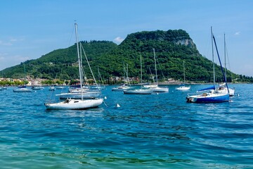 Die Bucht des kleinen St&auml;dtchen Garda (Venetien, Italien) am Gardasee. Der See schimmert t&uuml;rkis in der Sonne. Segelboote liegen vor Anker.