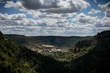 Pueblo entre monta&ntilde;as