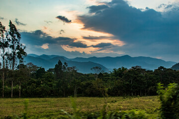 PAISAJE ATARDECER EN LA SELVA PERUANA MONTAÑAS CAMPO VERDE
