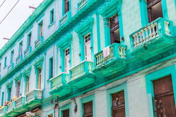 Obraz premium The old buildings in the center of the capital create an atmosphere of colonial luxury and beauty in Havana, Cuba