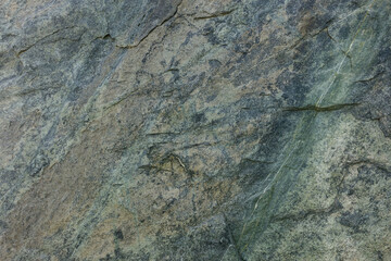 Felsen in den Alpen mit Spalten und Rissen. Detail. Hintergrund.
