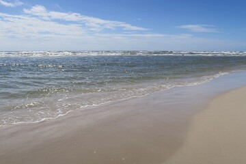 Brechende Wellen am Strand Sandhammaren in Ystad in der schwedischen Provinz Schonen.