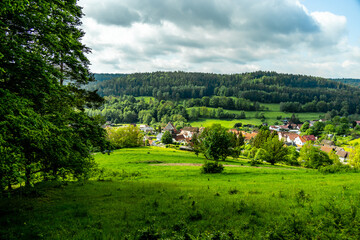 Naklejka premium Eine wunderschöne frühlingshafte Wanderung rund um den Pleß Berg & der Burgruine Frankenberg bei Breitungen - Thüringen - Deutschland