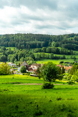 Obraz premium Eine wunderschöne frühlingshafte Wanderung rund um den Pleß Berg & der Burgruine Frankenberg bei Breitungen - Thüringen - Deutschland