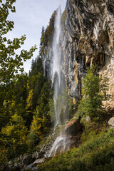 Schleierwasserfall am Wilden Kaiser in &Ouml;sterreich im steilen Gel&auml;nde