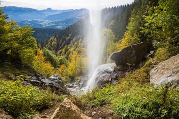 Schleierwasserfall am Wilden Kaiser in Österreich mit Blick in die Landschaft © Ilona