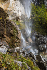 Fototapeta premium Schleierwasserfall am Wilden Kaiser Österreich herabstürzendes Wasser