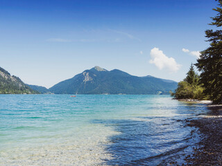 Seen- und Berglandschaften der Bayerischen Voralpen. Der Jochberg hinter dem see un Ort Walchensee