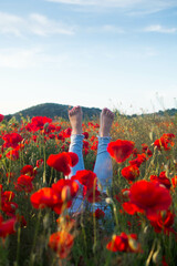 Obraz premium Girl in a poppy field