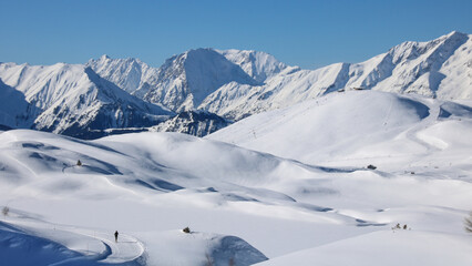 Plateau alpin couvert de neige à l'Alpe d'Huez, station de ski du massif des Grandes Rousses en Oisans en hiver