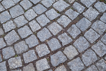 Verwittertes Kopfsteinpflaster in einer historischen Altstadtgasse