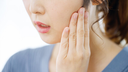顎や虫歯が痛い女性