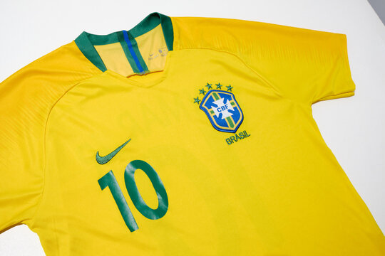 Kent, uk 01.01.2024 Brazil Neymar Jr Nike Dri Fit Football Shirt Mens mediumYellow 2018 Rare soccer top. CBF Brazil international soccer top.