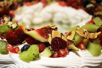 Pavlova cake with kiwi and figs