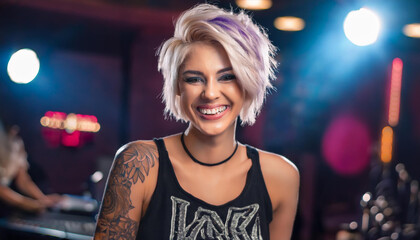 Junge h&uuml;bsche Frau in einer Disco