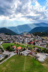 Imágen aérea de la localidad italiana de Castelrotto, situado en la província de Bolzano, a los pies del emblemático Alpi di Siusi, en los Dolomitas, Italia. 